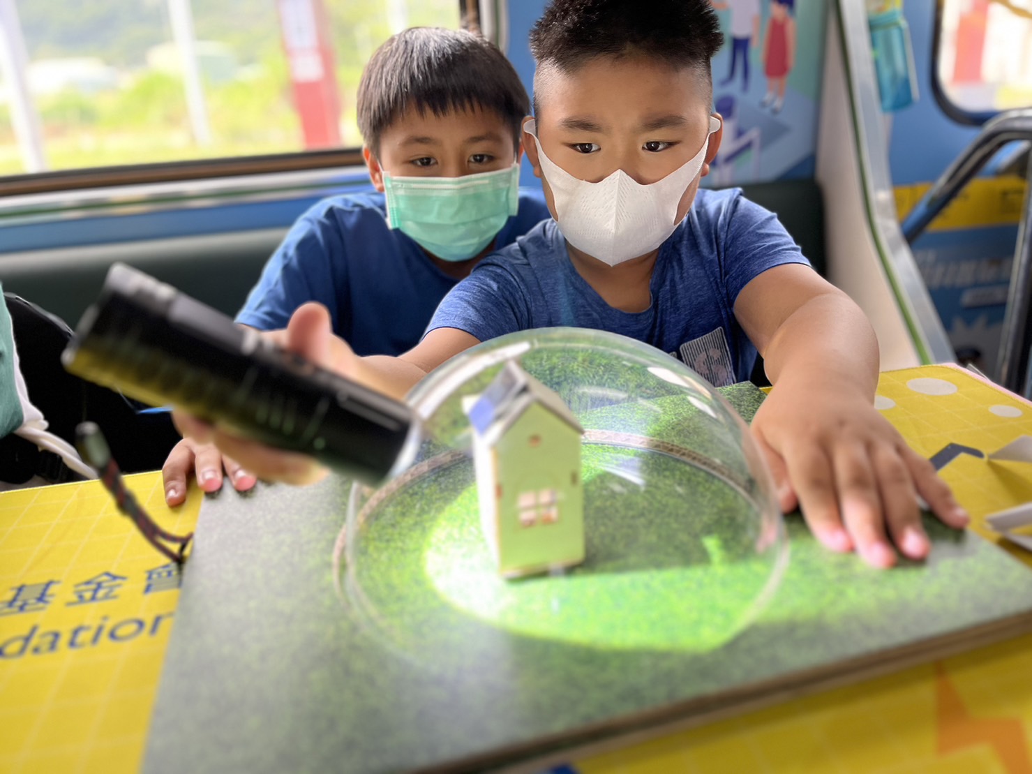 888集团參與基礎科學主題車廂，以STEAM教學精神，設計「逐日科學家」、「太陽能工程師」以及「淨零建築師」三大能源科普課程和實驗